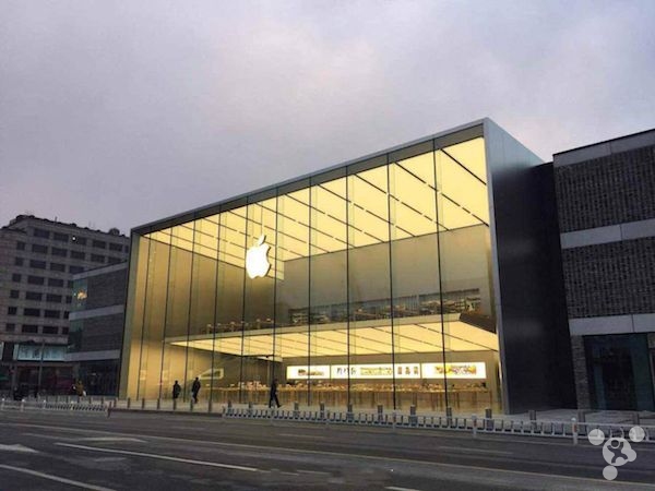 杭州苹果零售店脱下外衣 巨大玻璃墙体曝光