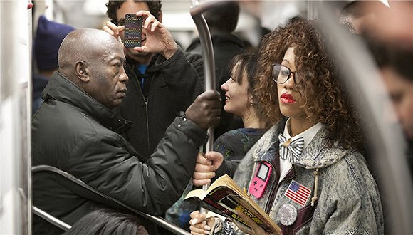 每一个地铁上的读者，手中捧的都可能是“最后一本书”