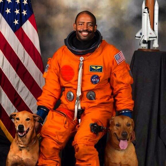 宇航员携两条狗拍NASA可爱官方照片引发热议