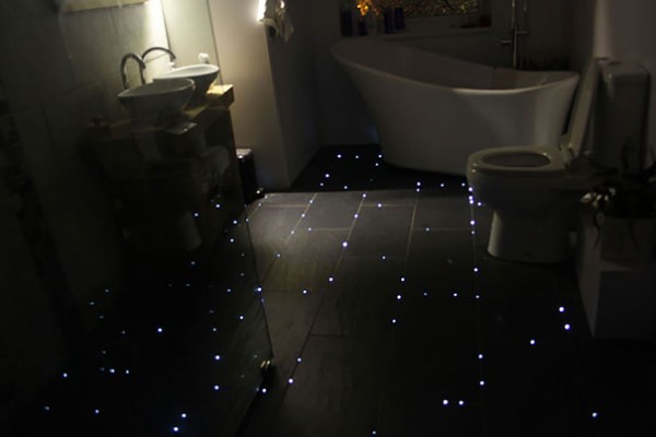 男子为避免起夜开灯刺眼 巧手改造浴室地面为“星空”