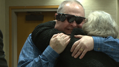 美国68岁老人失明10年后装“仿生眼”重见光明