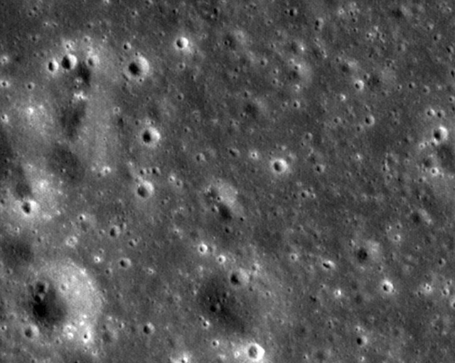月球勘测者探测器发现2013年撞击的陨石坑