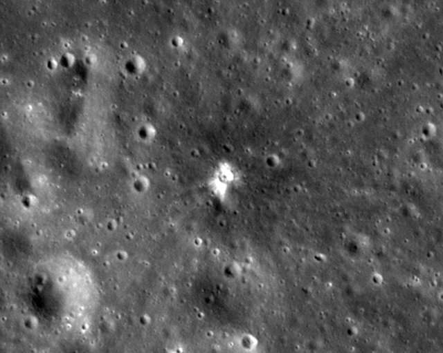 月球勘测者探测器发现2013年撞击的陨石坑