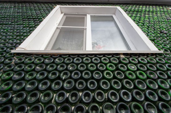 俄罗斯男子用1.2万个香槟酒瓶盖了栋房子
