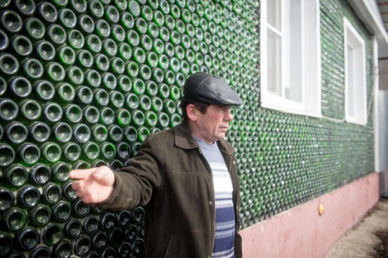 俄罗斯男子用1.2万个香槟酒瓶盖了栋房子