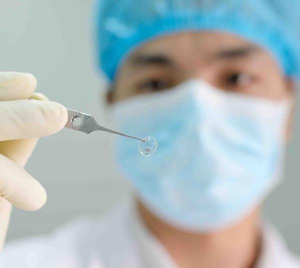 中国团队攻关10年！全球首个完成临床试验的人造生物工程角膜投产