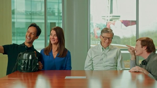 无惧搞怪：盖茨夫妇携手NBC推广“红鼻子慈善日”