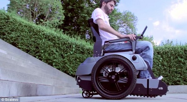 瑞士工程师研发新型轮椅 轻松自如上楼梯