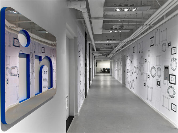 LinkedIn把纽约办公室装修成了上世纪的社交俱乐部