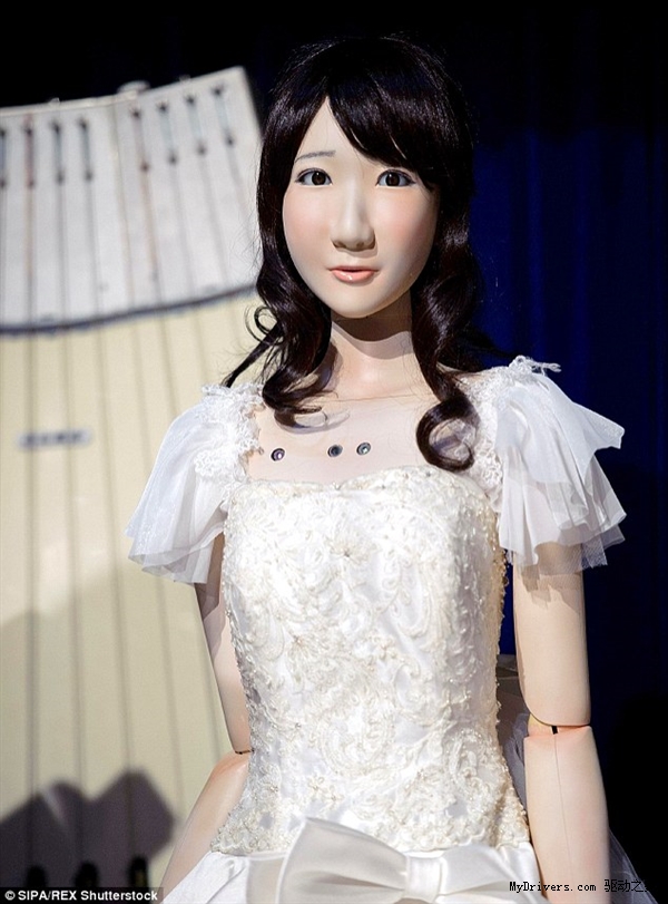 日本东京举办首个机器人婚礼：当众接吻画面太美