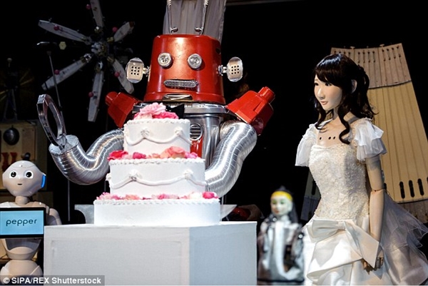 日本东京举办首个机器人婚礼：当众接吻画面太美