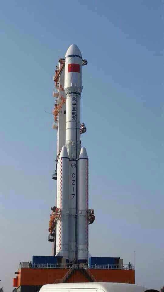 中国最大火箭发射平台耸立南海边：24层楼高
