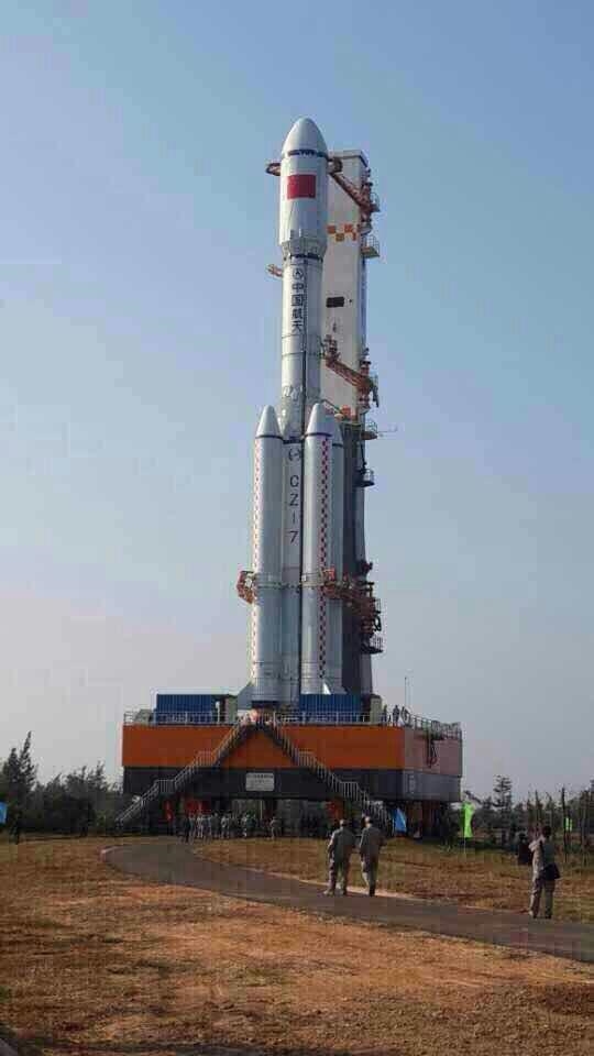 中国最大火箭发射平台耸立南海边：24层楼高