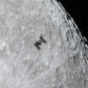 叹为观止！天体摄影师拍下ISS飞越满月画面