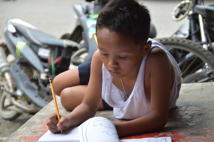 菲律宾一个孩子深夜借着麦当劳的灯光做作业，看哭了
