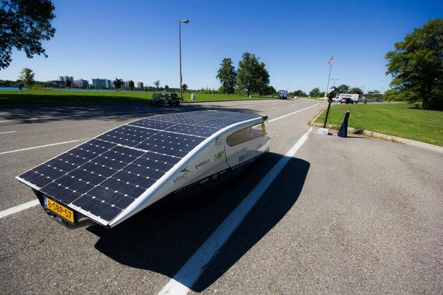 荷兰学生建太阳能汽车 充一次电跑上千公里