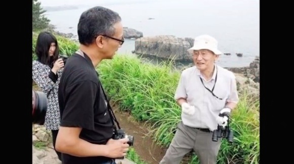 在日本著名的自杀胜地，这个退休老人11年救下了500人