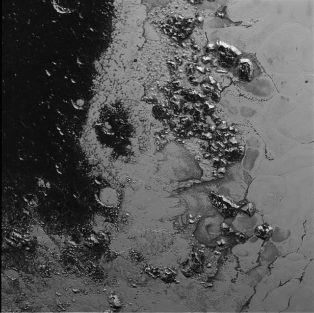 NASA公布冥王星及其两颗小卫星新照片