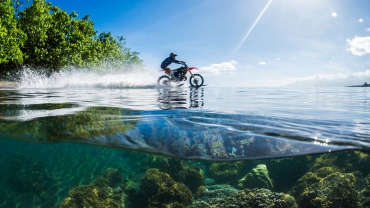 那辆可以在海上冲浪的摩托车是怎么打造的？