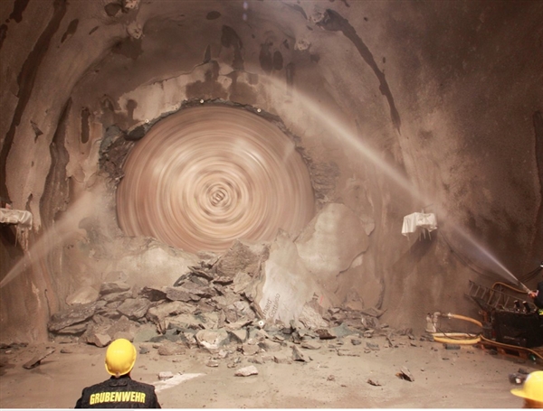 世界最长隧道建成：56公里 挖了16年