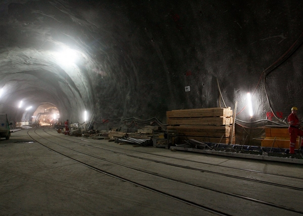 世界最长隧道建成：56公里 挖了16年