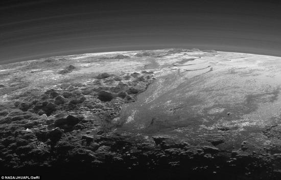 冥王星的日落：表面地形与地球十分相似