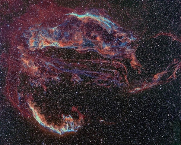 NASA公布罕见面纱星云：绚丽色彩美到窒息