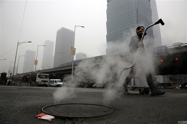 北京一男子用100天收集雾霾 灰尘制成板砖