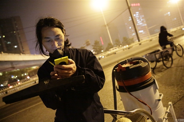 北京一男子用100天收集雾霾 灰尘制成板砖