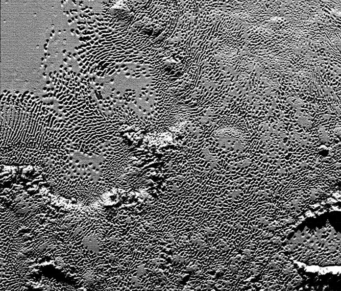 密集恐惧慎入！冥王星表面比月球还要“坑”