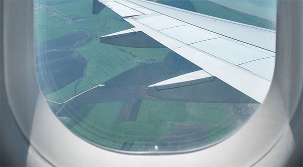 科普：你知道为什么飞机的窗户上都要有个小洞嘛？