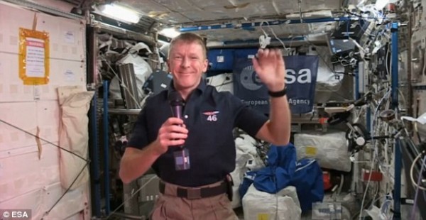 英国首位宇航员的太空生活：首次尝试翻跟头