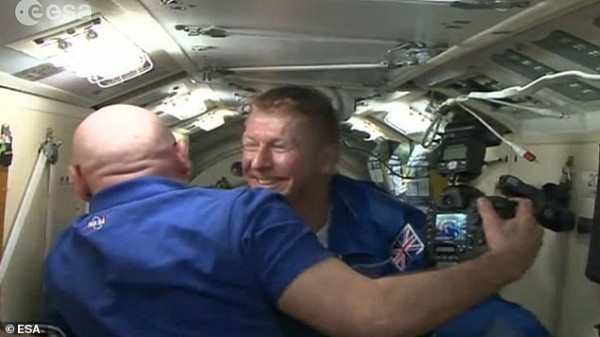 英国首位宇航员的太空生活：首次尝试翻跟头
