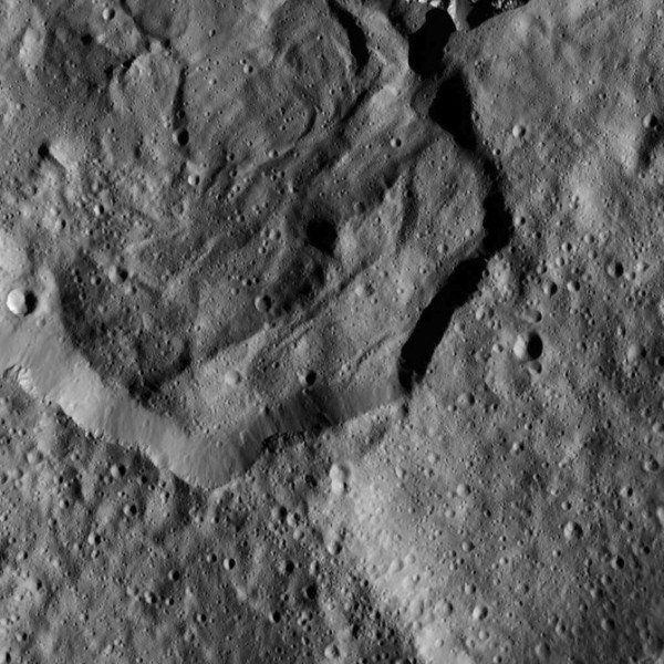 NASA公布最新谷神星陨石坑高清图片