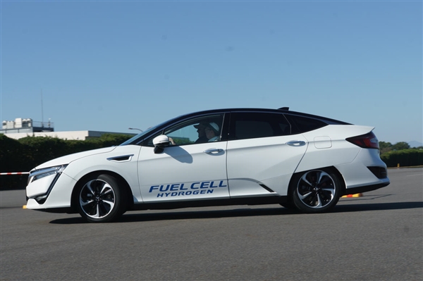 本田首款燃料电池车开卖！“充电”三分钟能跑750km