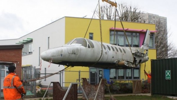 英国小学买废弃飞机当教室 比建教室成本低