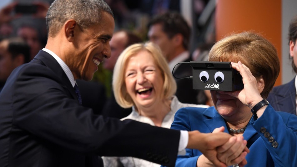 奥巴马和默克尔牵手玩VR 惊叹虚拟现实是“全新的世界”