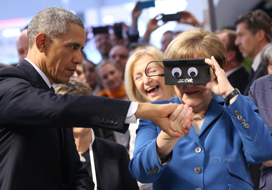 奥巴马和默克尔牵手玩VR 惊叹虚拟现实是“全新的世界”