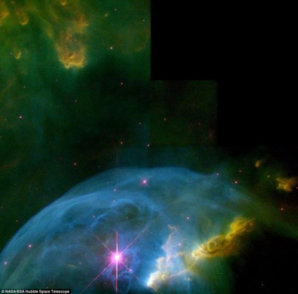 哈勃望远镜26周年纪念拍摄气泡星云：4张图像合成展示全貌