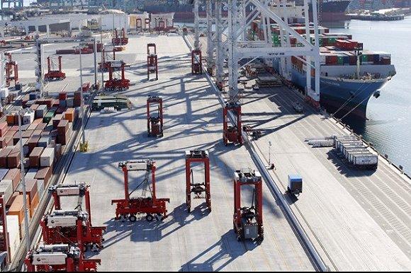 美国货运码头要用机器人干活 工会不开心了