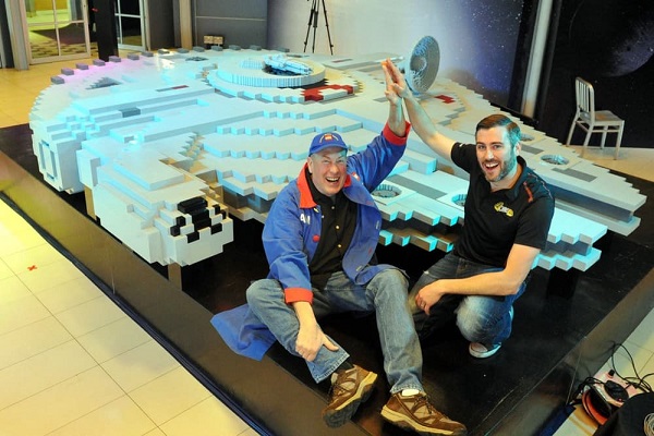 原力日活动：父子用20万块乐高积木搭出了星战千年隼号模型