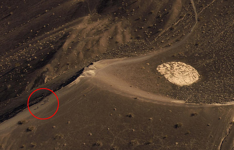 美国男子航拍死亡谷火山口惊人景象 犹如月球表面