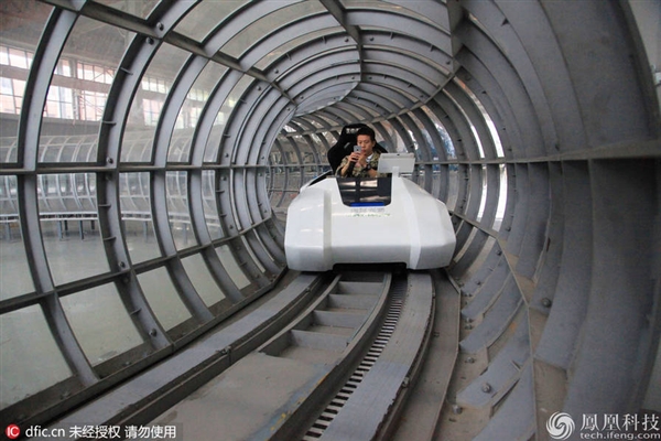 威武：中国造全球首例真空管道超导磁悬浮车平台