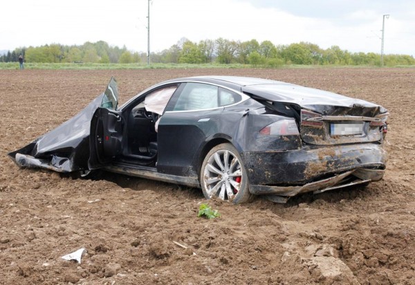 五乘客驾特斯拉Model S遇严重车祸：飞出82英尺但人无大碍