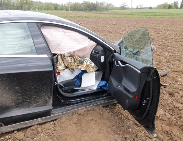 五乘客驾特斯拉Model S遇严重车祸：飞出82英尺但人无大碍