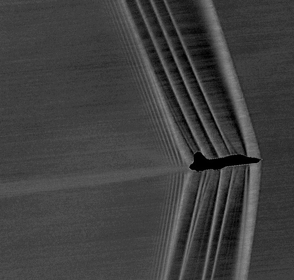 纹影摄影捕捉超音速飞机冲击波：连光线都发生弯曲