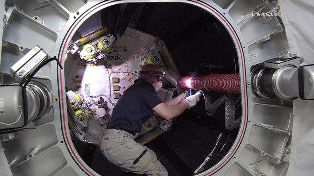 国际空间站宇航员首次进入充气式太空舱