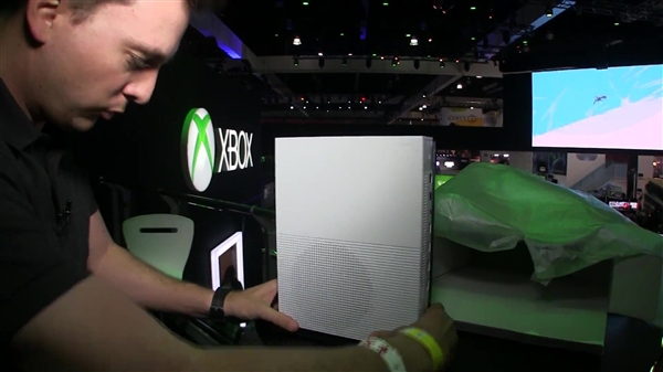 Xbox One S开箱视频：精致小巧，适合在客厅摆放