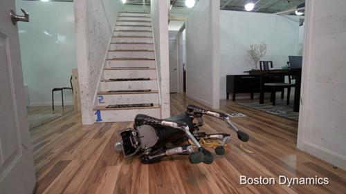 美国最先进“蛇头狗身”机器人：上下楼梯 摔倒自己爬起来