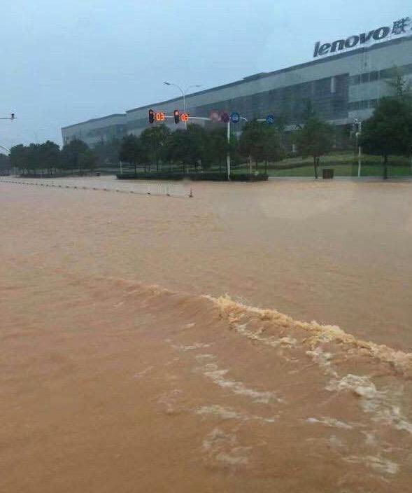 武汉暴雨致联想工厂被大水包围 ZUK Z2手机线上供应受影响